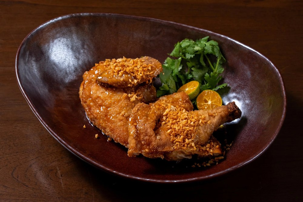 ไก่คลองไผ่ทอดหัวน้ำปลาครึ่งตัว
