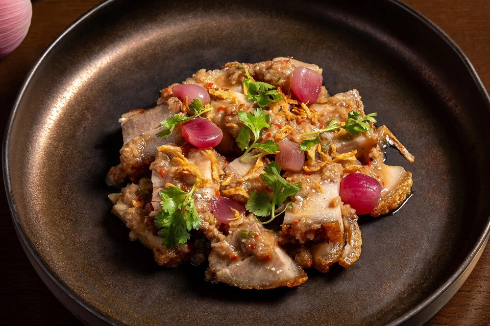 หมูกรอบผัดน้ำพริกกะปิ